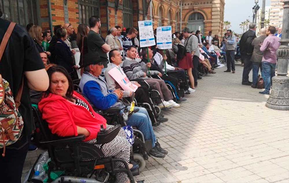 Concentración a las puertas de la estación promovida por la FAAM y la Mesa del Tren