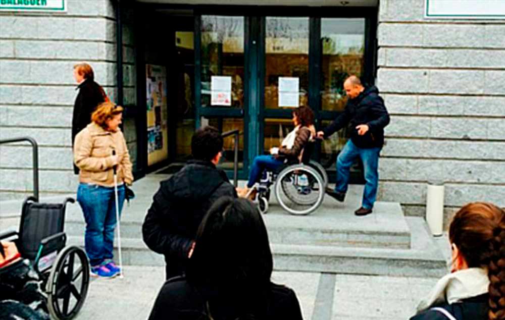 Accesibilidad en una biblioteca municipal pública