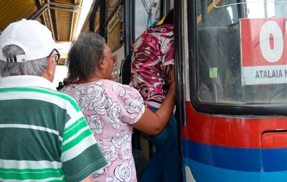 Idosos têm direito a viagens intermunicipais e interestaduais gratuitas