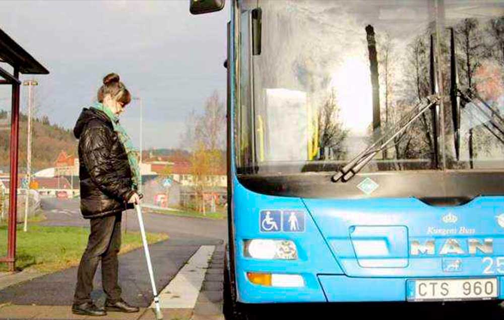 Em Estocolmo, meios-fios adaptados facilitam o embarque em ônibus coletivos. Alertas eletrônicos também anunciam o itinerário dos veículos