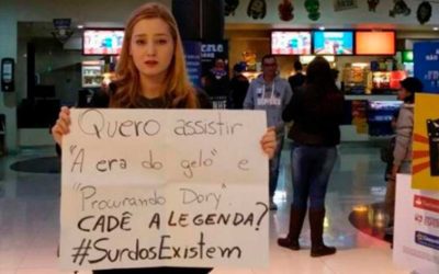 Catarinense com deficiência auditiva protesta contra excesso de filmes dublados em cinemas de SC