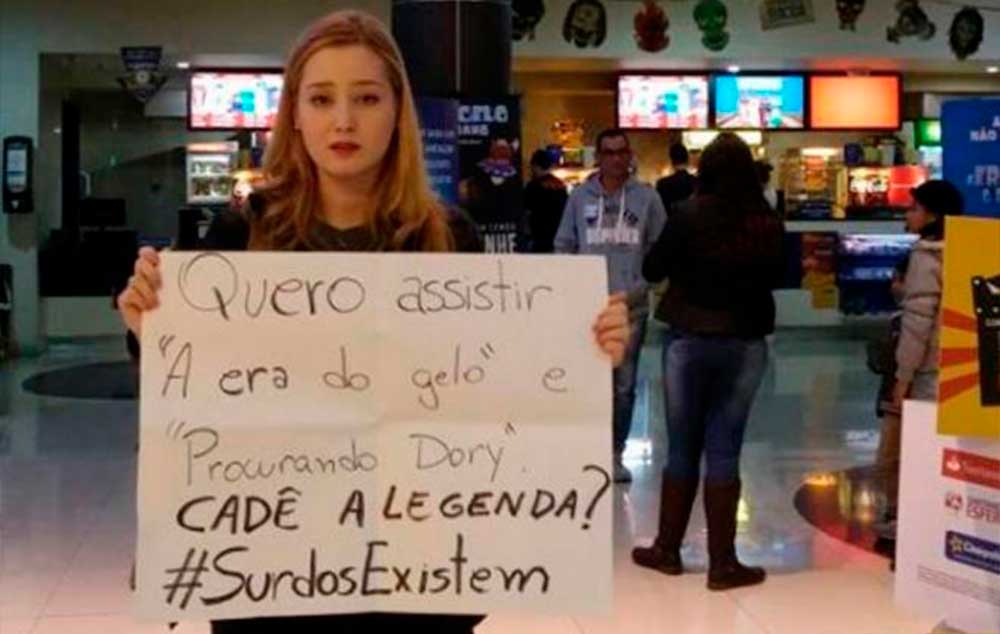 Estudante protestou em frente ao cinema do Continente Shopping, em São José