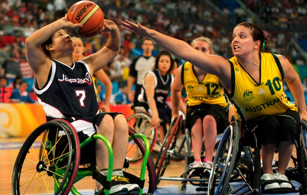 O basquetebol em cadeira de rodas é praticado competitivamente por cerca de 25.000 pessoas em 80 países