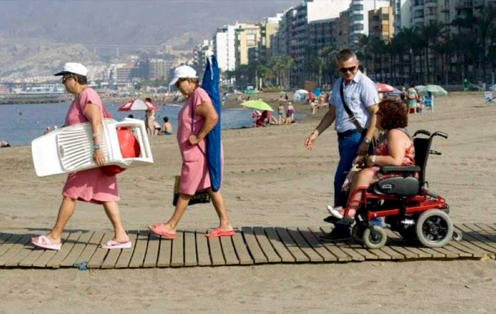 Pasarela en la playa del Zapillo (Almeria), playa con puntos de baño accesibles.