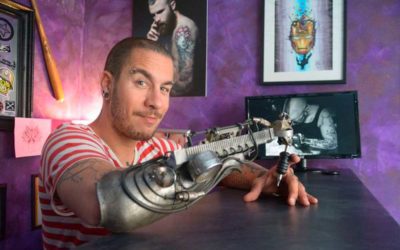 Artista ganha prótese com máquina de tatuar embutida