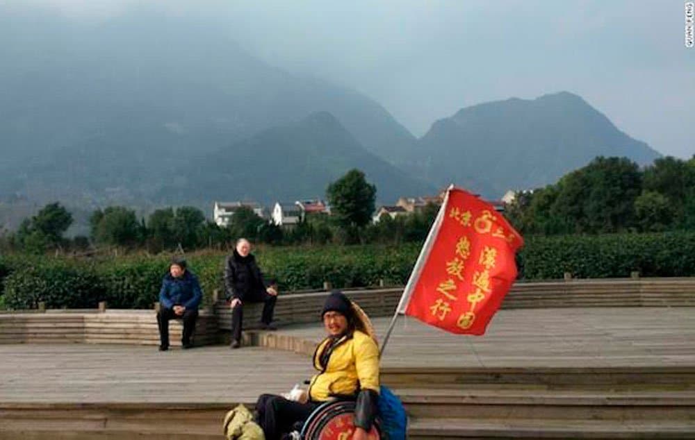 Quan Peng's wheelchair doesn't have brakes or any kind of motor. To propel and stop himself he only uses his hands.