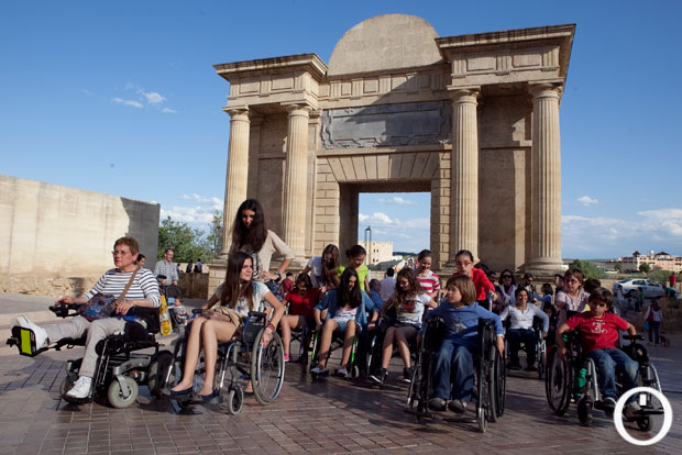 imagen-de-un-actividad-de-concienciacion-sobre-accesibilidad-en-cordoba-realizado-por-el-colectivo-los-paseos-de-jane-en-2013