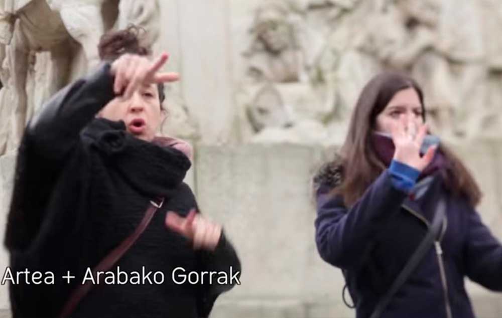 Grupo de personas sordomudas acompañadas por una intérprete del lenguaje de signos.