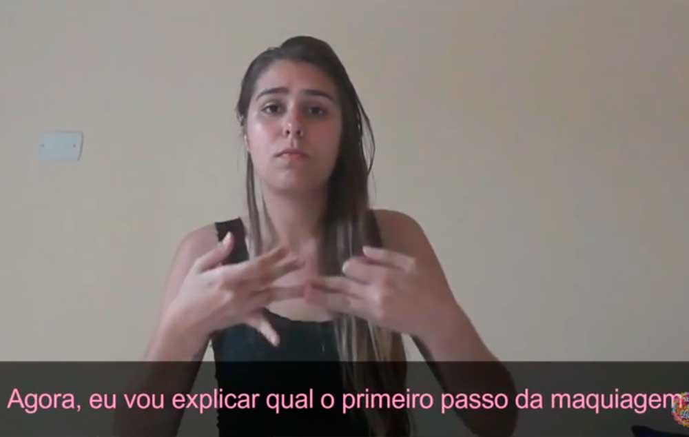 Natália é formada em letras e trabalha com a linguagem brasileira de sinais. Deficiente auditiva diz que aprendeu truques de maquiagem com vídeos.