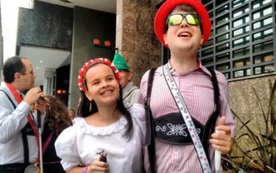 Inclusão é destaque do último desfile da Oktoberfest em Blumenau