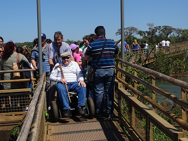 as-passarelas-do-parque-de-foz-do-iguacu-dao-condicoes-de-acessibilidade-para-visitacao