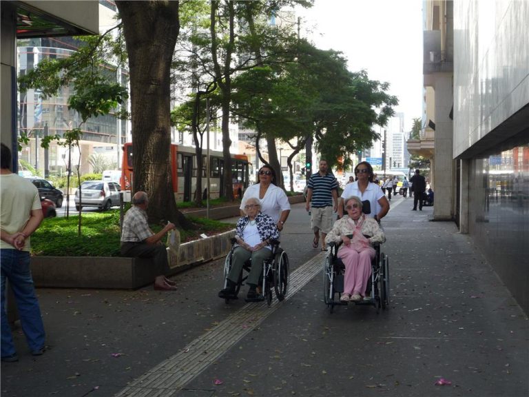 calcadas-da-avenida-paulista-em-sao-paulo-sao-niveladas-e-possuem-piso-tatil