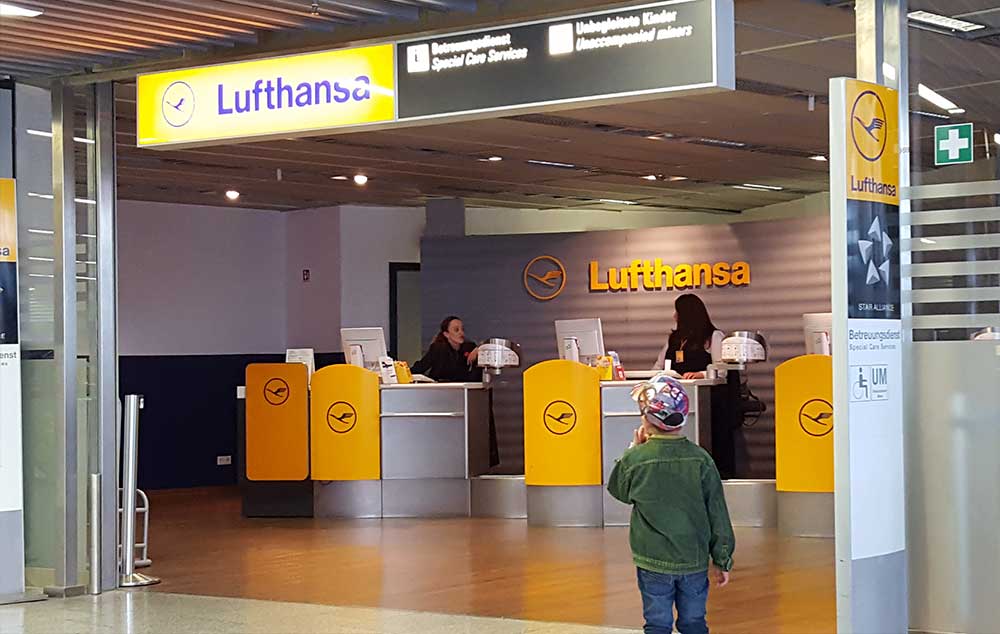 A Acessibilidade nos Aeroportos e Companhias Aéreas é praticada na Alemanha. A Lufthansa possui no Aeroporto de Frankfurt, um serviço de atendimento especial para passageiros que necessitam de atendimento diferenciado