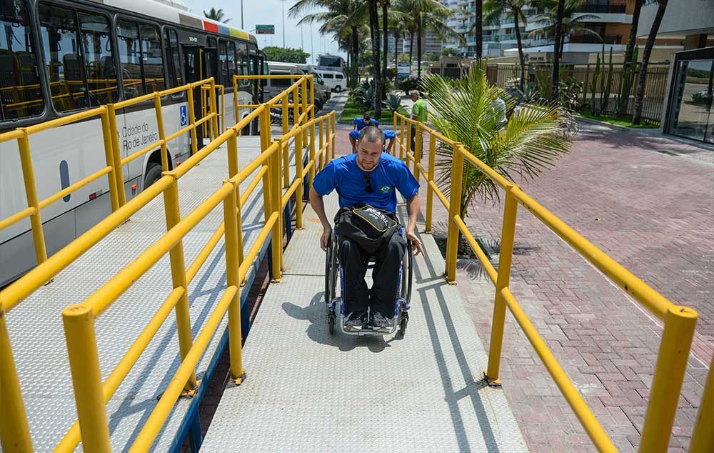 Atleta da equipe de rugby do Brasil acessa estação de BRT no Rio de Janeiro