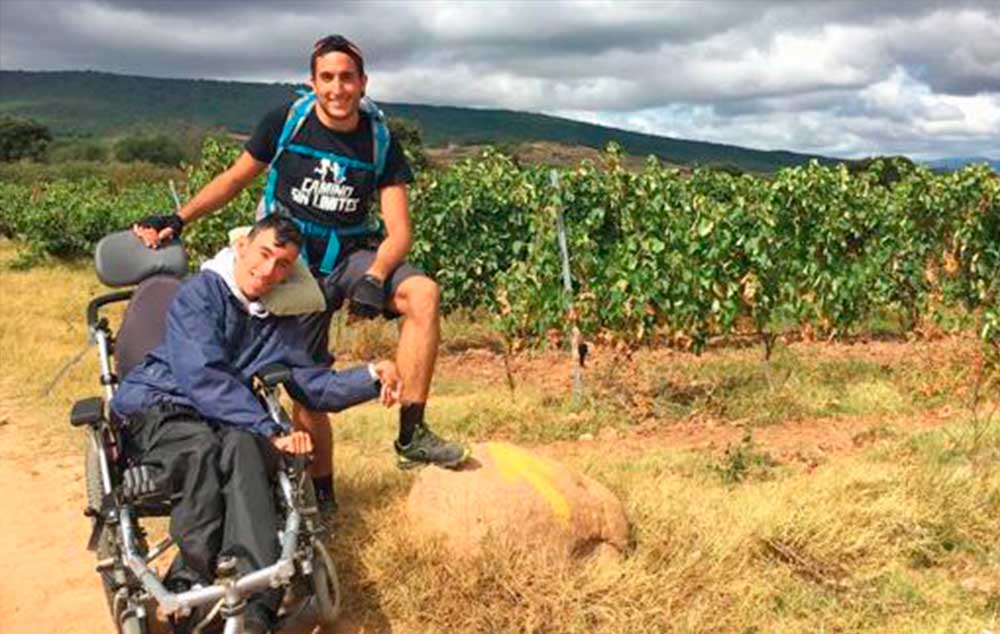 Los peregrinos cambian su ruta para viajar con Oliver y su Hermano paraplégico