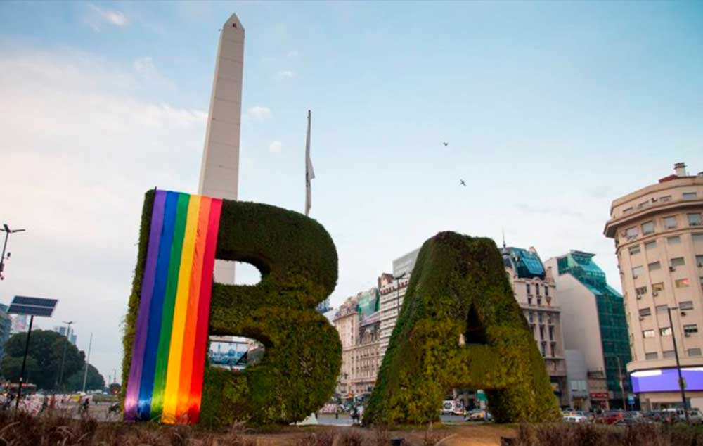 Obelisco e bandeira arco-íris: Buenos Aires foi reconhecida como melhor destino LGBT na América Latina