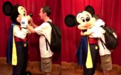 Jovem cego se emociona ao conhecer Mickey na Disney