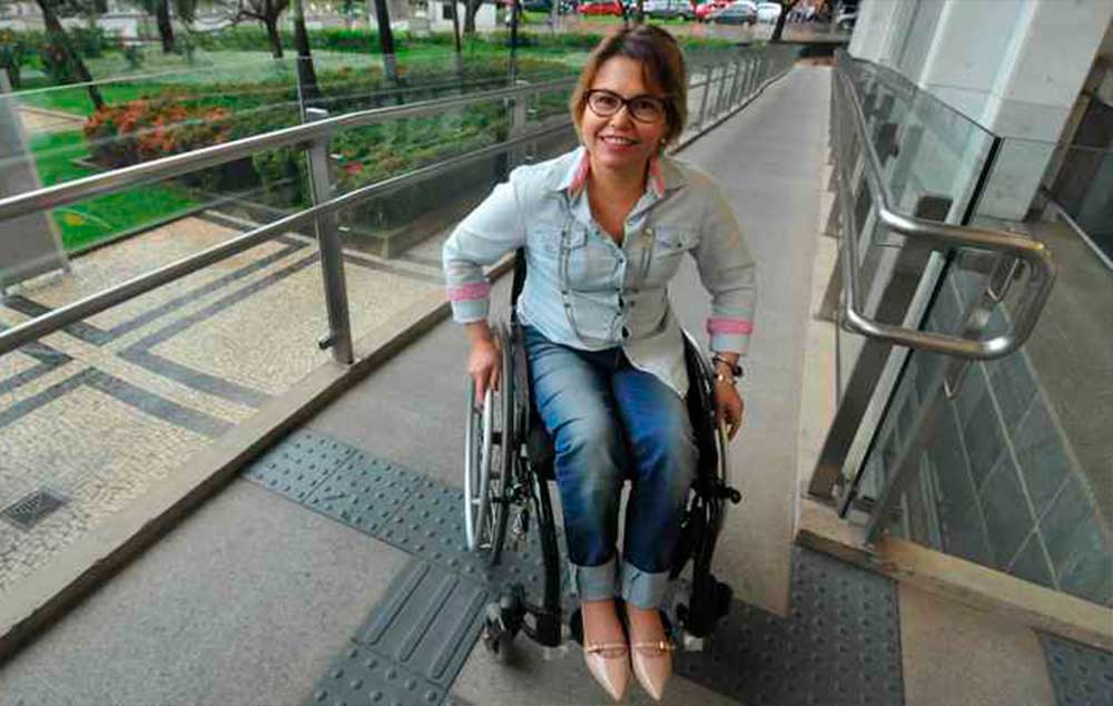 A cadeirante Laura Martins sobe a rampa de acesso à Assembleia Legislativa de Minas Gerais