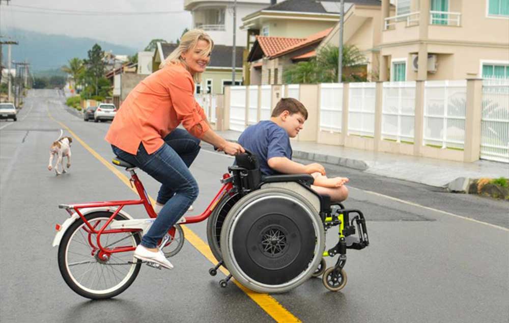 Pais adaptam bicicleta para incluir filho em passeios com família