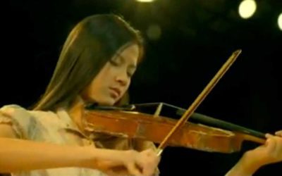 Comercial tailandês da Pantene mostra surda vencendo preconceitos tocando seu violino