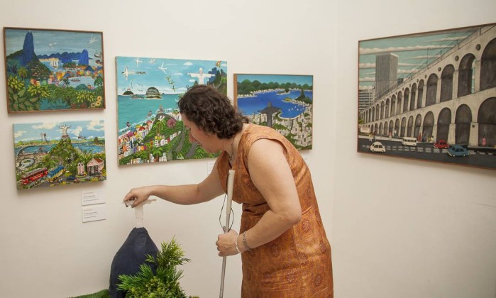 daniela-durante-visita-a-exposicao-tatil-do-museu-internacional-de-arte-naif-analice-paron