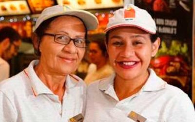 McDonald’s contrata mãe para que filha com deficiência intelectual trabalhe melhor