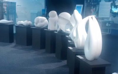 Exposição traz esculturas abstratas que remetem a formas orgânicas