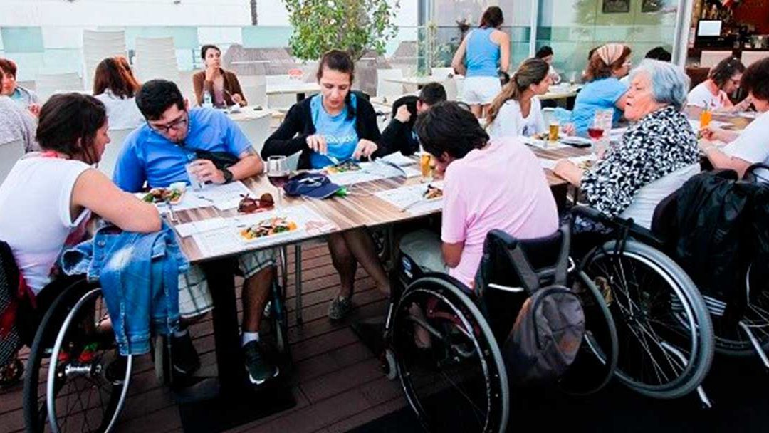 Turistas com deficiência foram petiscar em cadeiras de rodas