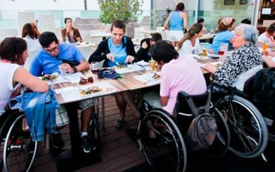 Turistas com deficiência foram petiscar em cadeiras de rodas