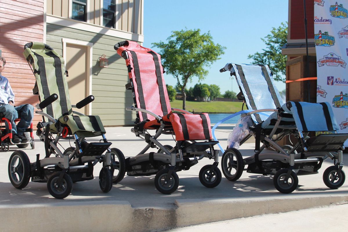 As cadeiras de rodas a ar especialmente desenvolvidas para o parque aquático acessível Morgan's Inspiration Island