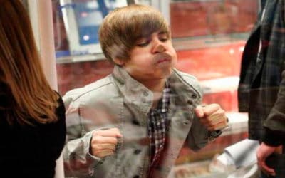 Justin Bieber bate a cabeça em porta de vidro pela falta de uma sinalização visual