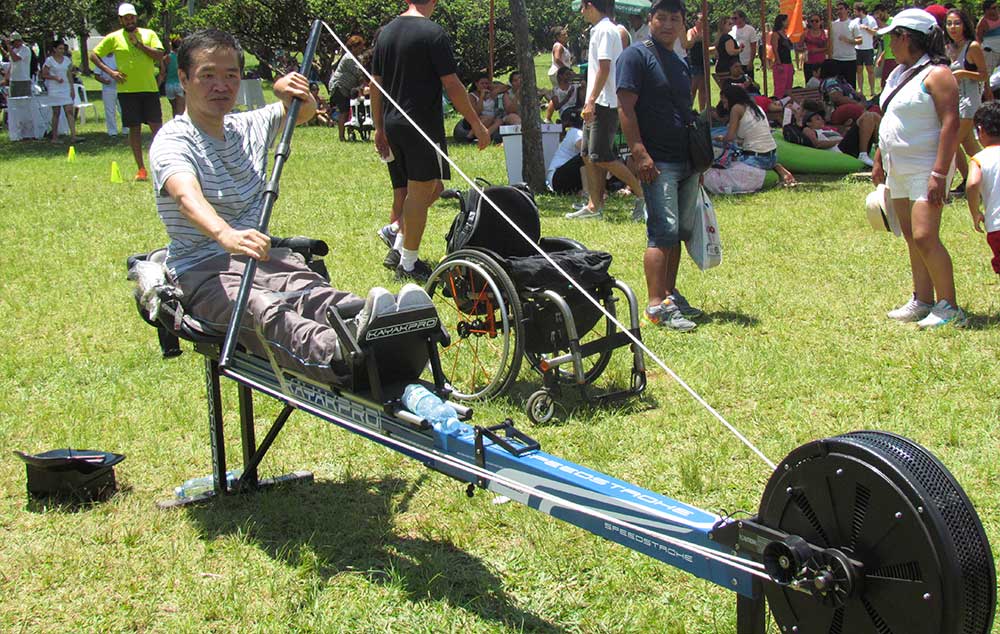 Cadeirante experimenta simulador de canoagem