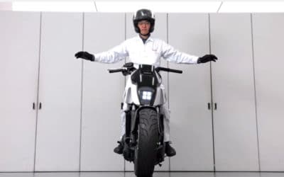 Honda apresenta moto que não cai e anda sem piloto