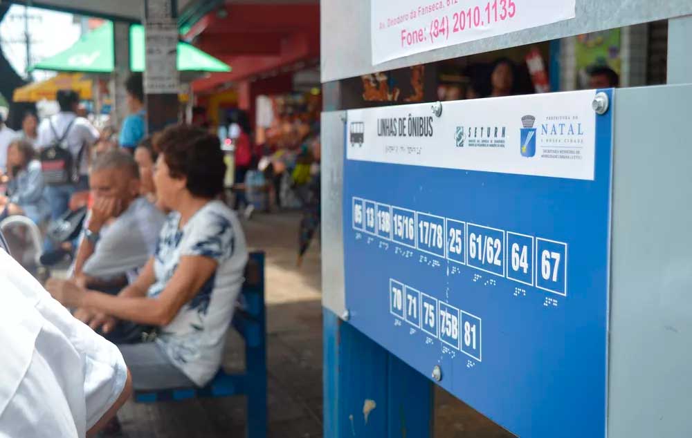 Braille nas paradas de ônibus. Acessibilidade para cegos no transporte público.