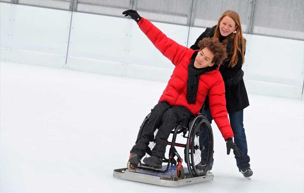 Patinação no gelo em cadeira de rodas. Opções diferentes para se divertir.