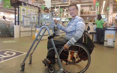 Carrinho de compras adaptado para cadeirantes. Pessoas com deficiência são consumidores.