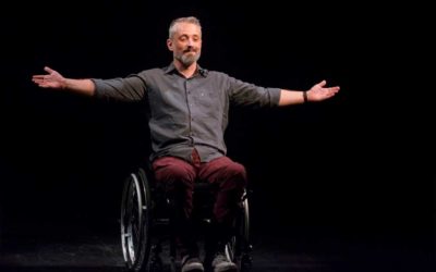 A vida de cadeirantes no palco. Luciano Mallmann escreveu e interpreta “Ícaro”.