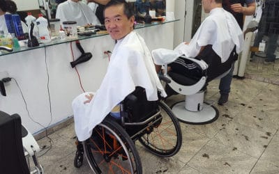 Cortando cabelo com acessibilidade. Dispensando a cadeira de barbeiro.