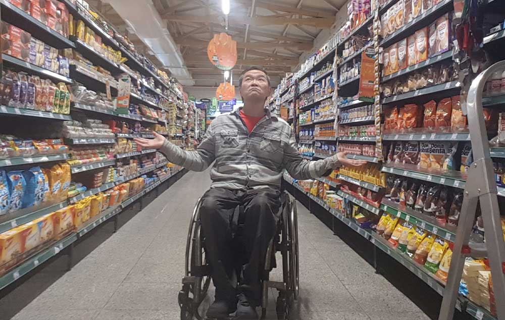 Guias para deficientes em supermercados. Projeto de lei propõe assistência ao consumidor.