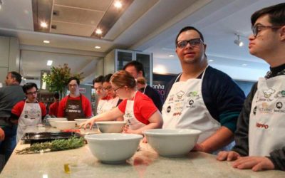 Síndrome de Down na gastronomia. Projeto Social Chef forma futuros cozinheiros.