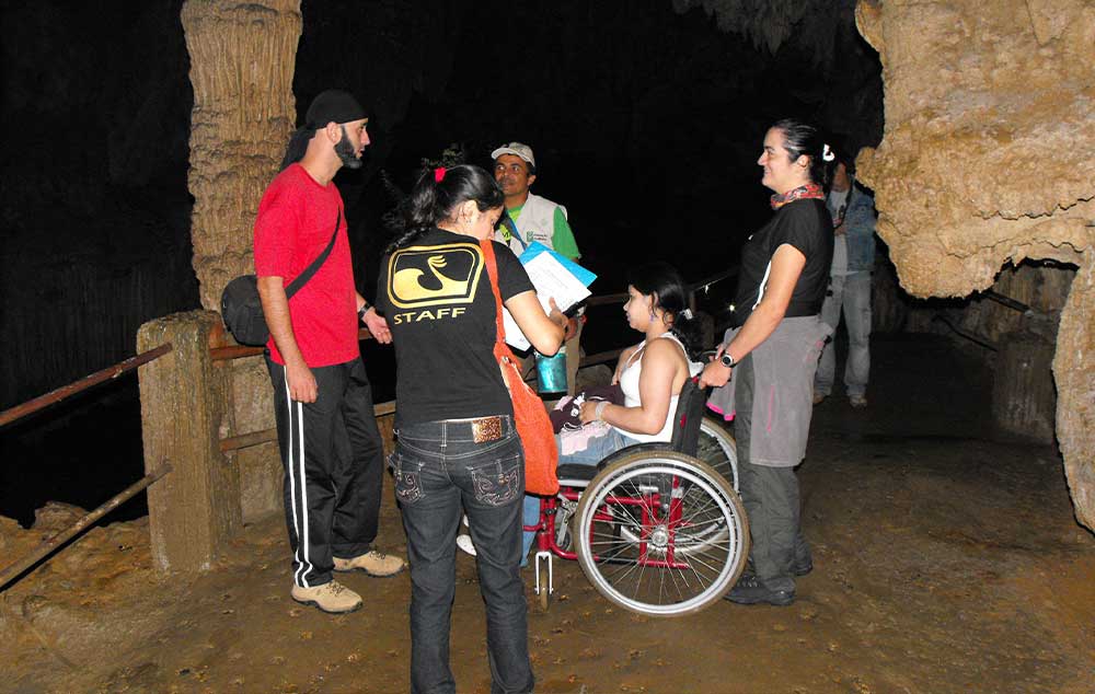 Caverna do Diabo mais acessível. Parque Estadual recebe equipamento para melhorar acessibilidade.