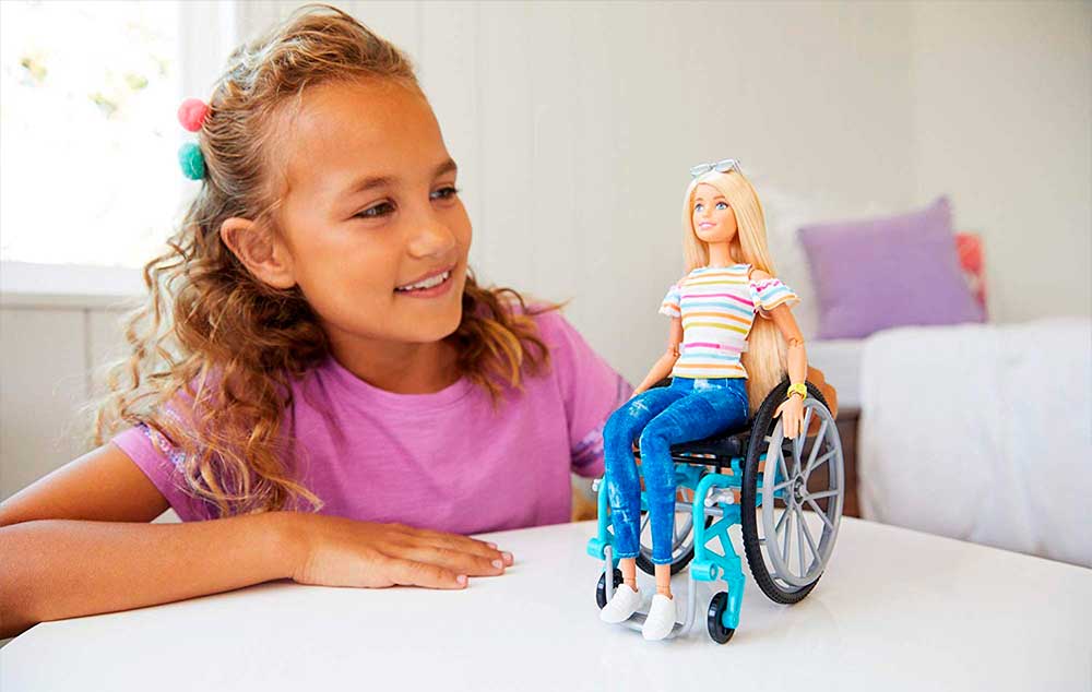 Barbie con discapacidad. Muñecas con prótesis y silla de ruedas de la Línea Fashionista de Mattel.