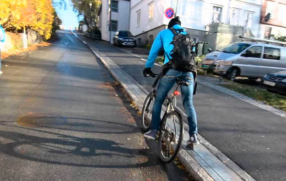 Elevador ajuda a superar ladeira na Noruega. Criado para ciclistas, mas o uso é livre.