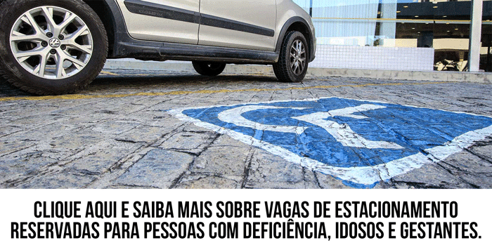 Vaga reservada isolada. Imagem mostra uma foto de um carro estacionado ao lado de uma vaga de estacionamento reservada para pessoas com deficiência física, onde há o símbolo de acessibilidade pintado no chão, com a figura da cadeira de rodas em branco num fundo azul. Abaixo o texto: “Clique aqui e saiba mais sobre vagas de estacionamento reservada para pessoas com deficiência, idosos e gestantes”