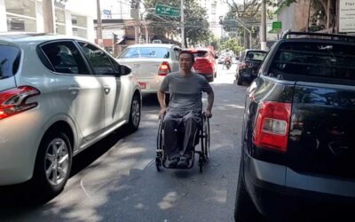 Sem calçada vou pela rua. A falta da acessibilidade pode ser um perigo.