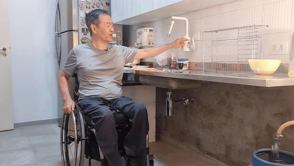 Man climbs CN Tower steps in wheelchair