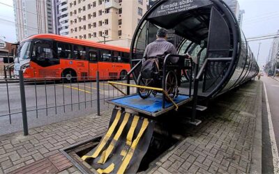Estação tubo acessível de Curitiba. Exemplo de sucesso da acessibilidade em ônibus urbanos.